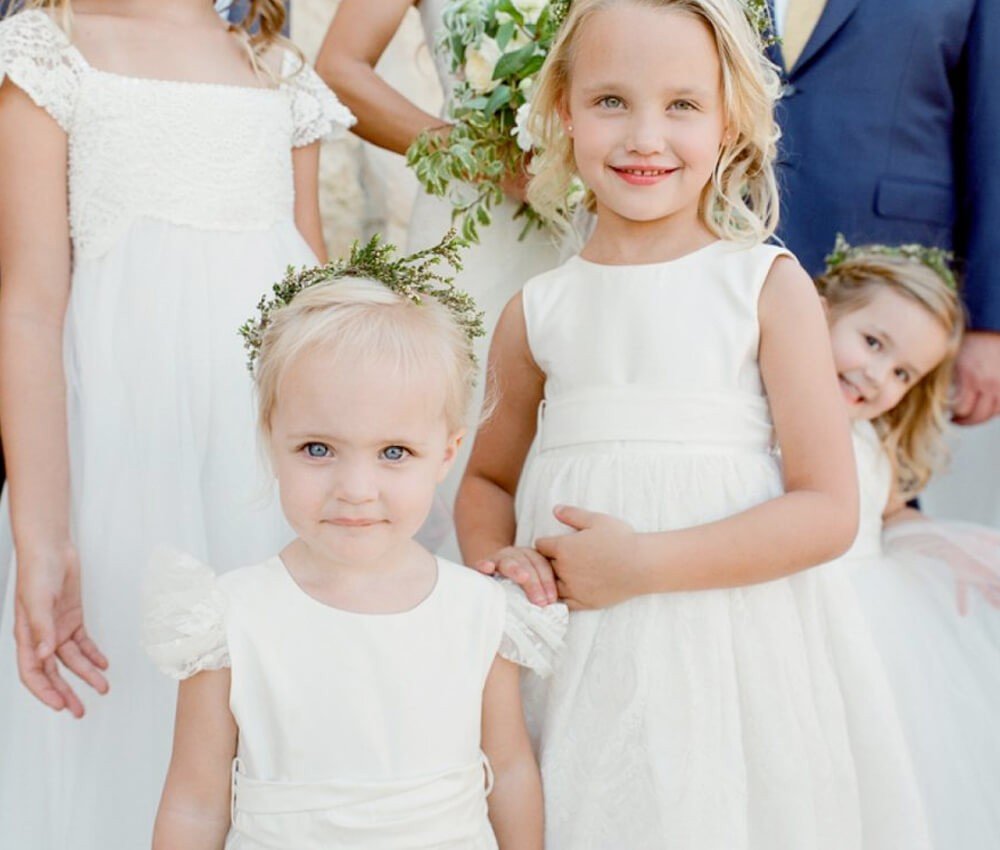 O penteado para daminha de casamento ideal para cada idade