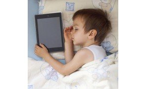crianca dormindo com tablet