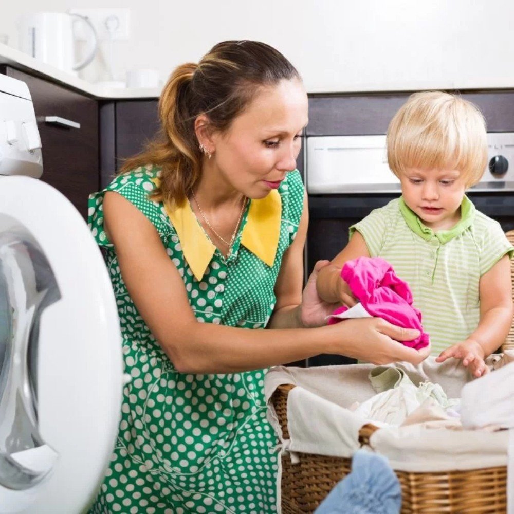 Bebê lavando roupa